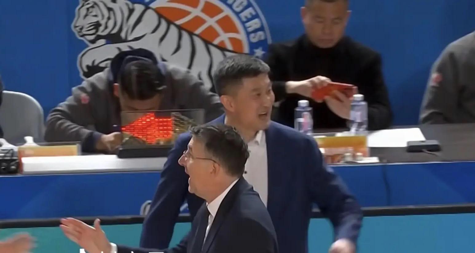 九游体育官网-广东3消息！杜锋被批输球后还在笑，徐杰最新伤情，萨林杰被劝退